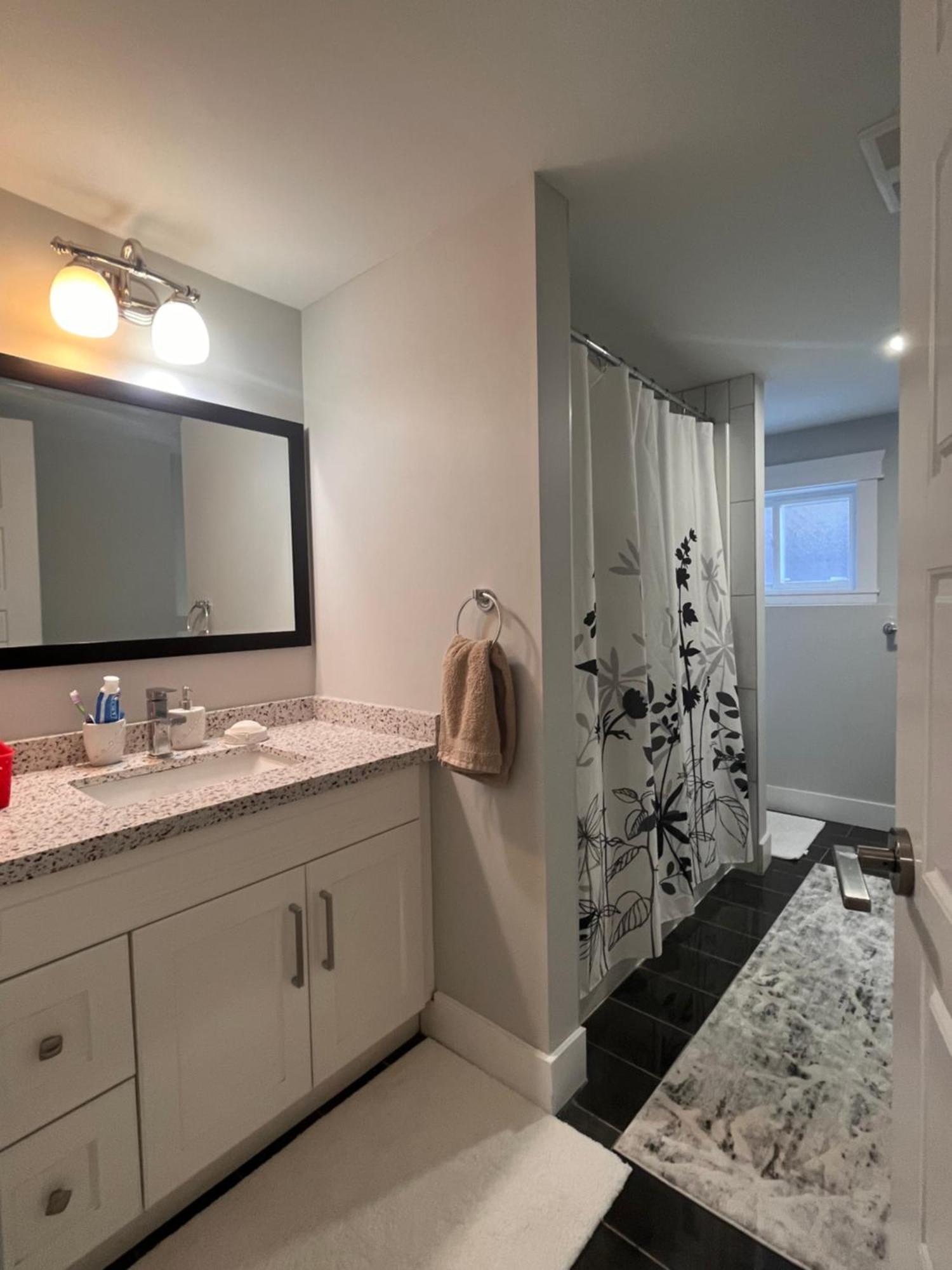 2 Bedroom Suite With Full Kitchen Revelstoke Zewnętrze zdjęcie